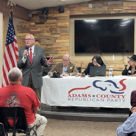 Craig Sullivan gesturing as he speaks to the meeting