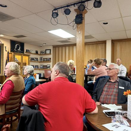 Tables filling up at the Lincoln Club